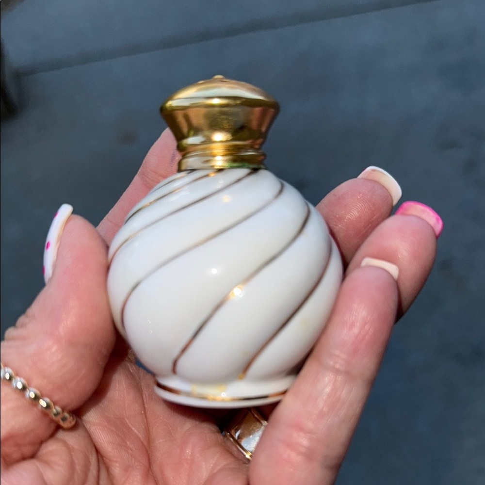 Vintage White and Gold Ceramic Salt and Pepper Shakers - Picture 3 of 8